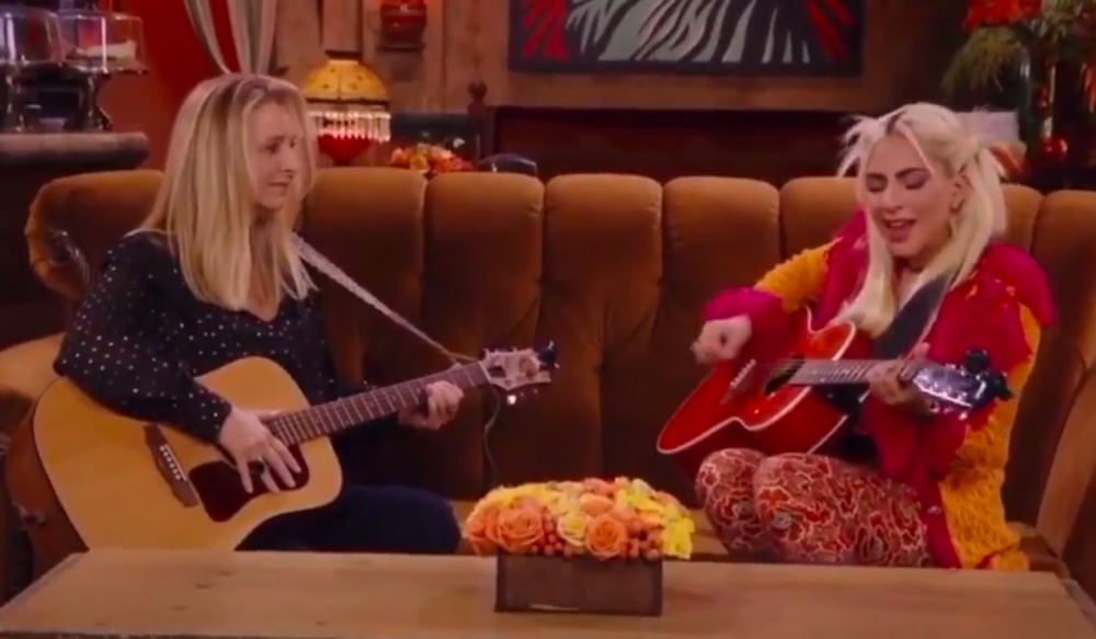 Культовый американский ситком "Друзья": Леди Гага спела песню "Smelly Cat"