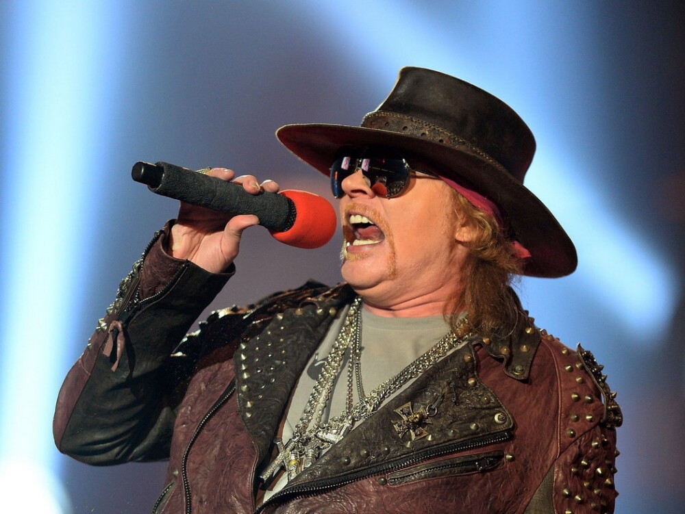 Эксл Роуз упал во время концерта Guns N’ Roses