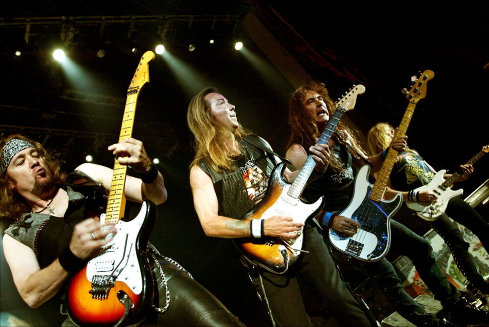 Стив Харрис оступился на концерте Iron Maiden. Он быстро вышел из этого (видео)